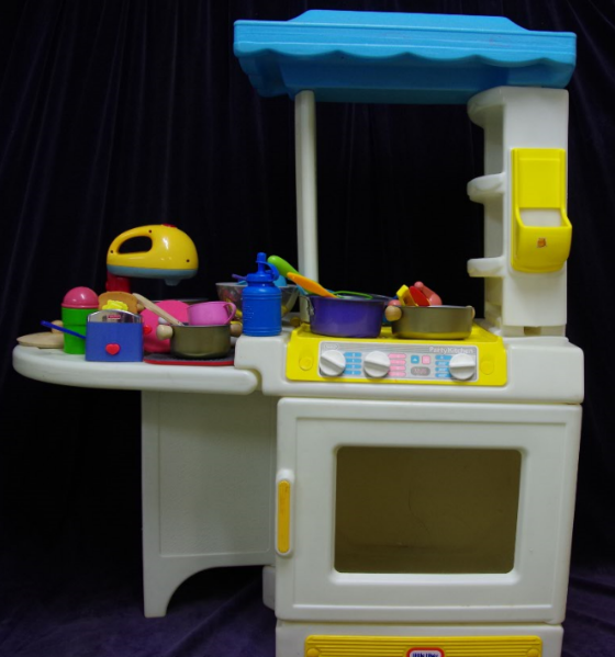 A20: Little Tikes Party Kitchen & Cookware