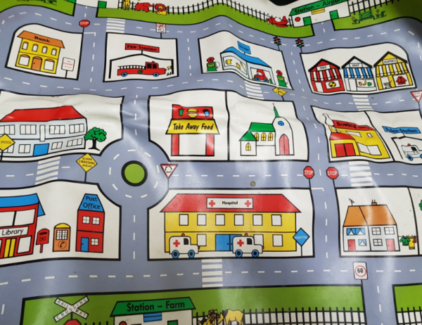 R20: Playmat with cars & wooden signs